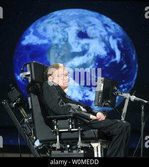 Stephen Hawking, astro-fisico e professore presso l'Università di Cambridge, parla a Washington il 21 aprile 2008. Hawking, chi è stato 'molto malato", è stato ricoverato in ospedale il 20 aprile 2009, a Cambridge University comunicato. (UPI foto/Kevin Dietsch/file) Foto Stock