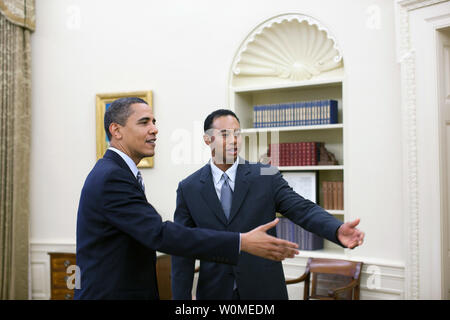 Stati Uniti Il presidente Barack Obama (L) saluta professional golfer Tiger Woods nell'Ufficio Ovale della Casa Bianca a Washington il 20 aprile 2009. Boschi ha visitato la Casa Bianca lunedì in seguito ad una conferenza stampa per la AT&T nazionale, il PGA Tour event boschi ospita a Congressional Country Club 29 Giugno-luglio 5. (UPI foto/Pete Souza/Casa bianca) Foto Stock