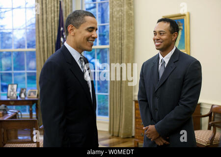 Stati Uniti Il presidente Barack Obama (L) saluta professional golfer Tiger Woods nell'Ufficio Ovale della Casa Bianca a Washington il 20 aprile 2009. Boschi ha visitato la Casa Bianca lunedì in seguito ad una conferenza stampa per la AT&T nazionale, il PGA Tour event boschi ospita a Congressional Country Club 29 Giugno-luglio 5. (UPI foto/Pete Souza/Casa bianca) Foto Stock