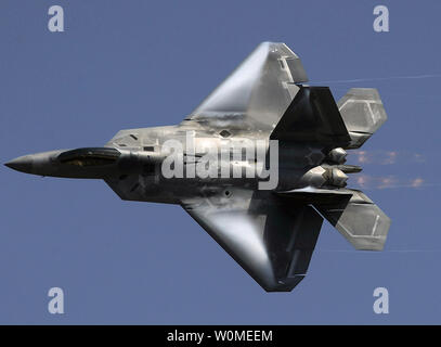 Il Mag. Dave Skalicky, un F-22 Raptor pilota di dimostrazione, si eleva sopra la folla durante l'aria Power over Hampton Roads air show a Langley Air Force Base in Virginia il 26 aprile 2009. Questo annuale open house aiuta ad educare il pubblico sulla forza dell'aria capacità e mostra apprezzamento per la comunità locale. (UPI foto/Vernon giovani/US Air Force) Foto Stock