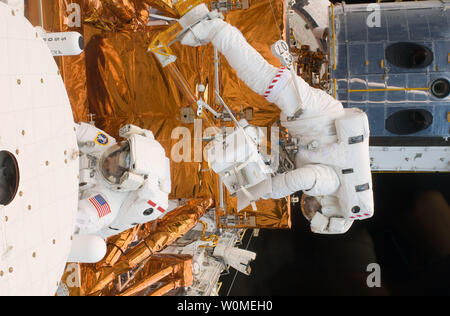 Questa foto NASA mostra STS-125 astronauti Michael buona (R) e Mike Massimino lavorando sul telescopio spaziale Hubble nella stiva di cargo della terra-orbiting Space Shuttle Atlantis, 15 maggio 2009. Gli astronauti buone e Massimino hanno partecipato alla seconda sessione di STS-125 extravehicular attività -- come parte di un corso di cinque giorni beehive-come agenda di spacewalking e lavorare sul gigante osservatorio orbitale. (UPI foto/NASA) Foto Stock