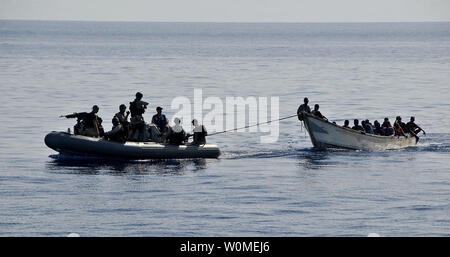 Membri della visita, scheda, ricerca e sequestro team dall'guidato-missili cruiser USS Lake Champlain (CG 57) un traino disabilitata skiff portante 52 migranti somali nel Golfo di Aden il 24 maggio 2009. Skiff è stato avvistato in pericolo dal Lago Champlain i piloti di elicottero mentre il pattugliamento della zona. (UPI foto/Daniel Barker/STATI UNITI Marina) Foto Stock