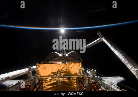 Questo non datata immagine della NASA mostra space shuttle payload Atlantis Bay, il Canadese-remoto integrato sistema di manipolatore robotico, braccio dello stabilizzatore verticale e manovre orbitali cialde sistema il decimo giorno della NASA la missione STS-125. Atlantis e il suo equipaggio sono su una missione di servizio da fissare il telescopio spaziale Hubble. (UPI foto/NASA) Foto Stock