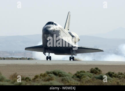 Questa immagine della NASA mostra lo Space Shuttle Atlantis come si atterra in California's Edwards Air Force Base dopo il completamento del Hubble missione di servizio di domenica 24 maggio, 2009. Missione STS-125 incluso cinque i viaggi futuri per la riparazione e aggiornamento del telescopio spaziale Hubble. (UPI foto/NASA) Foto Stock