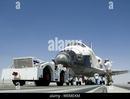Questa immagine della NASA mostra lo Space Shuttle Atlantis trainato dopo lo sbarco in California's Edwards Air Force Base dopo il completamento del Hubble missione di servizio di domenica 24 maggio, 2009. Missione STS-125 incluso cinque i viaggi futuri per la riparazione e aggiornamento del telescopio spaziale Hubble. (UPI foto/NASA) Foto Stock