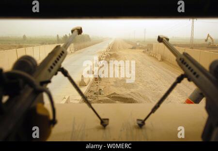 La vista da una delle forze di sicurezza Airman manning l'ingresso sud del punto di controllo di torre è visto a base comune Balad, Iraq il 6 maggio 2009. (UPI foto/John Gordinier/STATI UNITI Air Force) Foto Stock