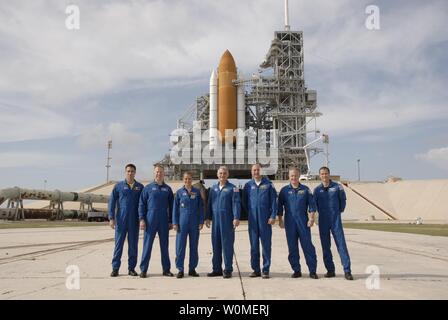 Questa immagine della NASA mostra l'equipaggio della missione STS-127 presso la NASA Kennedy Space Center nella parte anteriore della navetta spaziale Endeavour sulla rampa di lancio 39A, 3 giugno 2009. Da sinistra sono lo specialista di missione Christopher Cassidy, Tim Kopra, Julie Payette e Dave Wolf, Comandante Mark Polansky, pilota Doug Hurley e lo specialista di missione Tom Marshburn. Payette rappresenta l'Agenzia Spaziale Canadese. Lo Space Shuttle Endeavour è prevista per il lancio il 13 giugno 2009. (UPI foto/Kim Shiflett/NASA) Foto Stock