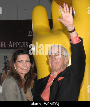Ed McMahon e sua moglie Pamela sono visti a Los Angeles in un mese di luglio 24, 2007 foto d'archivio. Ed McMahon è morto a Los Angeles il 23 giugno 2009 all'età di 86. (UPI foto/Jim Ruymen/File) Foto Stock
