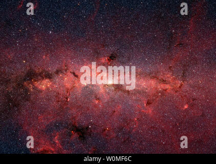 Questo non datato NASA immagine presa dal telescopio spaziale Spitzer mostra una vista a raggi infrarossi del centro della Via Lattea. Questa immagine è una compilazione di diversi piccoli istantanee, questa dettagliata, falsa immagine a colori mostra i vecchi, stelle fredde in tonalità bluastra. Reddish incandescente nubi di polvere sono associate a giovani stelle calde in vivai stellare. Il centro galattico si trova circa 26.000 anni-luce di distanza, verso la costellazione del Sagittario. A che distanza, questa immagine si estende per circa 900 anni-luce. UPI/NASA Foto Stock