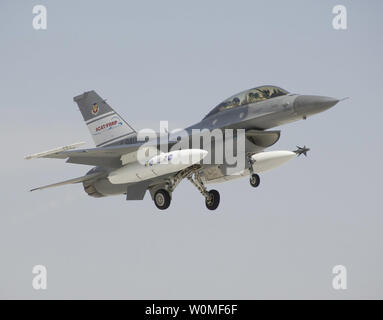 Questo non datata immagine della NASA mostra una U.S. Air Force F-16D Automatic Collision Avoidance Technology (ACAT) aeromobili in fase di decollo da Edwards Air Force Base su un volo proveniente da NASA Dryden Flight Research Center, 10 agosto 2009. Dryden e la Air Force Research Laboratory stanno collaborando per sviluppare collision avoidance di tecnologie che riducono il rischio di messa a terra e metà-aria collisioni. UPI/Tom Tschida/NASA Foto Stock
