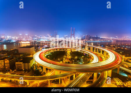 Skyline e intersezione stradale a Shanghai Foto Stock