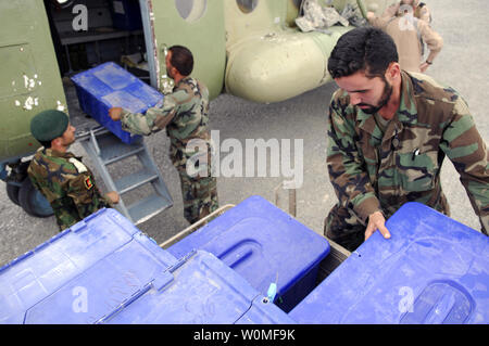 Esercito Nazionale Afghano soldati scarico scrutini elettorali da un ANA Air Corps (ANAAC) Mi-17 anca in elicottero Shranana, Afghanistan Il 16 agosto 2009. Nel corso di una due giorni di periodo, ANAAC piloti e U.S. Air Force le guide dal 438th Air Expeditionary Advisor Group consegnato circa 10,030 kg di scrutini, kit di polling, tavoli e sedie per remote località afghane a sostegno delle elezioni. UPI/Thomas Dow/STATI UNITI Air Force Foto Stock