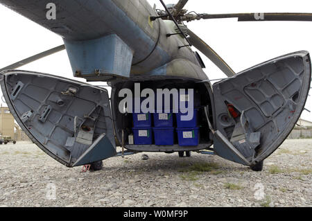 Un esercito nazionale afghano Air Corps Mi-17 viene caricata alla capacità qui con scrutini elettorali per la sua successiva consegna in Shranana, Afghanistan Il 16 agosto 2009. Nel corso di una due giorni di periodo, ANAAC piloti e U.S. Air Force le guide dal 438th Air Expeditionary Advisor Group consegnato circa 10,030 kg di scrutini, kit di polling, tavoli e sedie per remote località afghane a sostegno delle elezioni. UPI/Thomas Dow/STATI UNITI Air Force Foto Stock