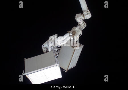 Ancorato ad un Canadarm2 mobile di ritenuta del piede, Agenzia Spaziale Europea astronauta Christer Fuglesang, STS-128 lo specialista di missione, partecipa alla missione della seconda sessione di attività extravehicular (EVA) il 3 settembre 2009. UPI/NASA Foto Stock