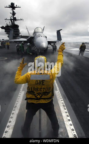 Petty Officer 2a classe Raul Barrios guida una F/A-18C Hornet assegnati al ruvido Raiders di Strike Fighter Squadron 125, su una catapulta durante le operazioni di volo a bordo della portaerei USS John C. Stennis al largo della costa della California del Sud il 19 settembre 2009. UPI/Walter M. Wayman/STATI UNITI Navy Foto Stock