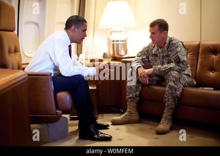 Stati Uniti Il presidente Barack Obama (L) soddisfa con esercito gen. Stanley McChrystal, il comandante degli STATI UNITI Le forze in Afghanistan, a bordo di Air Force One a Copenhagen, in Danimarca il 2 ottobre 2009. UPI/Pete Souza/la Casa Bianca Foto Stock