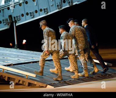 Da destra, U.S. Il presidente Barack Obama, Esercito Il Mag. Gen. Daniel V. Wright, Esercito Brig. Gen. Michael S. Repass, Comando Esercito Sgt. Il Mag. Mario veglia e Air Force gen. Norton A. Schwartz a bordo di una C-17 Globemaster III aeromobile durante il trasferimento dignitoso di esercito Sgt. Dale R. Griffin alla Dover Air Force Base, Delaware, 29 ottobre 2009. Griffin, che è stato assegnato al primo battaglione, diciassettesimo Reggimento di Fanteria, quinto Stryker Brigade Combat Team, seconda divisione di fanteria, è stato ucciso in azione il 27 ottobre 2009, da una bomba stradale nella provincia di Kandahar in Afghanistan. UPI/Jason Minto/STATI UNITI Air Force Foto Stock