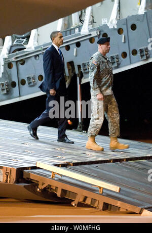 Stati Uniti Barack Obama presidente degli Stati Uniti e Esercito il Mag. Gen. Daniel V. Wright uscire un C-17 Globemaster III aeromobile durante il trasferimento dignitoso di esercito Sgt. Dale R. Griffin alla Dover Air Force Base, Delaware, 29 ottobre 2009. Griffin, che è stato assegnato al primo battaglione, diciassettesimo Reggimento di Fanteria, quinto Stryker Brigade Combat Team, seconda divisione di fanteria, è stato ucciso in azione il 27 ottobre 2009, da una bomba stradale nella provincia di Kandahar in Afghanistan. UPI/Jason Minto/STATI UNITI Air Force Foto Stock