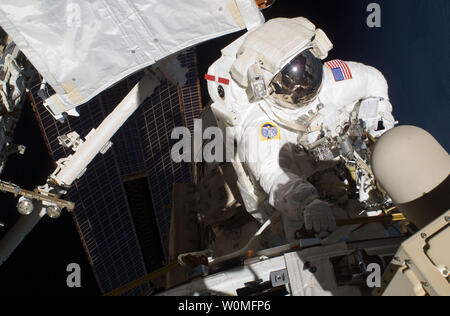 Questa foto NASA presi dalla STS-129 membro di equipaggio mostra astronauta Randy Bresnik, STS-129 lo specialista di missione, come egli partecipa alla missione della terza e ultima sessione di attività extravehicular (EVA) come costruzione e manutenzione continuare sulla Stazione Spaziale Internazionale, 23 novembre 2009. UPI/NASA Foto Stock