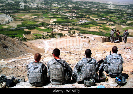 Stati Uniti I soldati dell esercito da HHT TAC plotone, 3-71 Cavalleria, 3/10th Montagna divisione resto in cima delle OP sperone nel Logar, Afghanistan il 8 settembre 2009, prima del rifornimento OP sperone. UPI/Wayne grigio/STATI UNITI Esercito Foto Stock