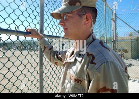 Navy Petty Officer di terza classe Kurtis Hogdin, un aviazione meccanico strutturale con la Joint Task Force Guantanamo il Navy Expeditionary battaglione di guardia, sorge guarda al Camp 4, parte della JTF Guantanamo il 7 dicembre 2009. UPI/Emily Greene/STATI UNITI Esercito Foto Stock