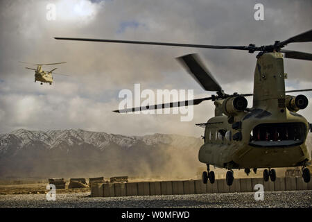 Stati Uniti Esercito CH-47 elicotteri Chinook partono in avanti una base operativa di Wolverine, Afghanistan il 15 dicembre 2009. UPI/Efren Lopez/STATI UNITI Air Force Foto Stock