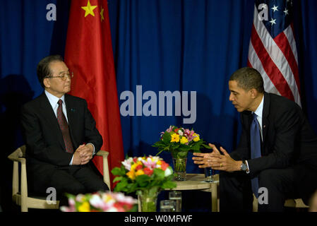 Stati Uniti Il presidente Barack Obama (R) incontra il premier cinese Wen Jiabao durante un accordo bilaterale alla Conferenza delle Nazioni Unite sui Cambiamenti Climatici di Copenhagen, Danimarca, il 18 dicembre 2009. UPI/Pete Souza/la Casa Bianca Foto Stock