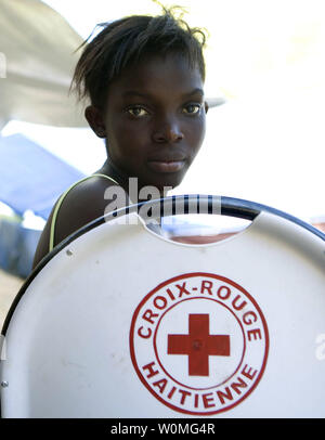 Il 15-anno-vecchio Nicole PetitPierre campi in un parco a Croix Desprez a Port-au-Prince, Haiti il 18 gennaio 2010. Un terremoto di magnitudine 7.0 ha colpito Haiti il 12 gennaio, devastando la capitale del paese e città circostanti. UPI/Talia Frenkel/la Croce Rossa americana Foto Stock