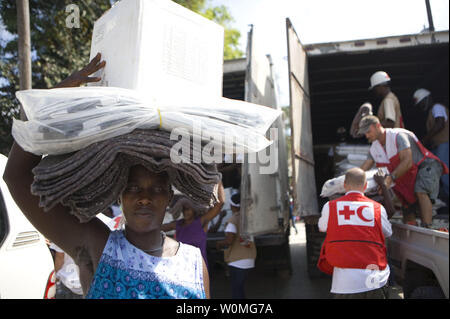 Emmanuela Giuseppe porta fornisce distribuito dalla Croce Rossa Americana in Croix Desprez, Port-au-Prince, Haiti il 20 gennaio 2010. La capitale haitiana e le aree circostanti sono state devastate dopo un terremoto di magnitudine 7.0 del 12 gennaio. UPI/Talia Frenkel/la Croce Rossa americana Foto Stock