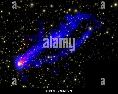 Datata NASA immagine composita della galassia cluster Abell 3627 mostra i raggi X di Chandra X-Ray observatory in blu, emissione ottica in giallo e di emissioni di luce di idrogeno in rosso, di due code di emissione a raggi X che arrancano dietro una galassia. Nella parte anteriore della coda è la galassia ESO 137-001. La più brillante delle due code è stato visto prima e si estende per circa 260.000 anni luce. La rivelazione della seconda, più debole coda è stata una sorpresa per gli scienziati. UPI/NASA Foto Stock