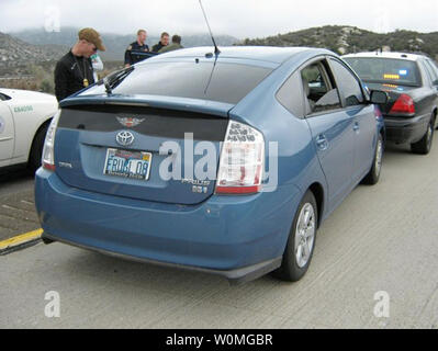 Queste prove le foto scattate dalla California Highway Patrol (CHP)il 8 marzo 2010, mostrano la Prius appartenente a James Sikes sulla Interstate 8. Sikes sosteneva che l'acceleratore bloccato e non poteva fermare il veicolo. La cogenerazione consente di arrestare il runaway car tirando in avanti e guidare per un arresto. La polizia prove documentate di frenatura pesante e un intatto il tappetino. UPI/California Highway Patrol Foto Stock