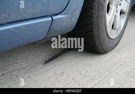 Queste prove le foto scattate dalla California Highway Patrol (CHP)il 8 marzo 2010, mostrano la Prius appartenente a James Sikes sulla Interstate 8. Sikes sosteneva che l'acceleratore bloccato e non poteva fermare il veicolo. La cogenerazione consente di arrestare il runaway car tirando in avanti e guidare per un arresto. La polizia prove documentate di frenatura pesante e un intatto il tappetino. UPI/California Highway Patrol Foto Stock