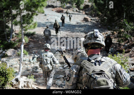 Stati Uniti I soldati dell esercito e l esercito nazionale afgano pattuglia di soldati attraverso la spera di sub-distretto, Khowst provincia, Afghanistan il 11 marzo 2010. UPI/Jeffrey Alexander/STATI UNITI Esercito Foto Stock