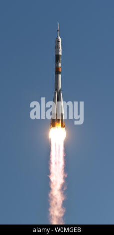 Il Soyuz TMA-18 lanci di razzi dal cosmodromo di Baikonur in Kazakistan il 2 aprile 2010 portando Expedition 23 Soyuz Commander Alexander Skvortsov della Russia, Tecnico di volo Mikhail Kornienko della Russia e della NASA tecnico di volo Tracy Caldwell Dyson di stati uniti alla Stazione spaziale internazionale. UPI/Carla Cioffi/NASA Foto Stock