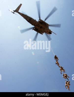 Marines dal 24 Marine Expeditionary Unit sono sospesi da un CH-53 Super Stallion elicottero dal mezzo marino inclinazione squadrone del rotore 162 durante un esercizio di Gibuti il 24 marzo 2010. UPI/Alex C. Sauceda/STATI UNITI Esercito Foto Stock