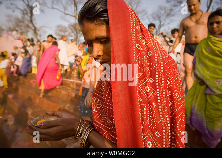 Devoti indù pratica loro rituali sulle rive del Gange fiume durante il Kumbha Mela Festival a Haridwar, India il 14 aprile 2010. Il pellegrinaggio ha luogo ogni tre anni, rotante tra quattro diverse posizioni in India, così, una volta ogni dodici anni in ogni posizione. Esso dura per 42 giorni che attrae milioni di persone, e questo anno finisce il 28 aprile 2010. I devoti credono che prendere un bagno nel fiume che lavare i loro peccati in modo da iniziare una vita nuova. UPI/Maryam Rahmanian Foto Stock
