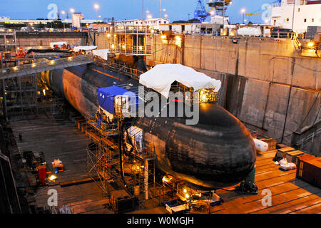 L'attacco Virginia-Class sommergibile USS Hawaii (SSN 776) viene sottoposta a ispezioni di routine e riparazioni a Pearl Harbor Naval Shipyard, Hawaii, Aprile 14, 2010. Hawaii è il primo U.S. Flotta del Pacifico Virginia-sottomarino di classe per entrare in bacino di carenaggio nel porto di perla. UPI/Liane Nakahar/US Navy Foto Stock