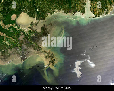 Con il Mississippi Delta sulla sinistra, il vorticoso argenteo marea nera dal 20 aprile 2010 esplosione e successivo affondamento del Deepwater Horizon piattaforma di perforazione è altamente visibile in questa immagine rilasciata Aprils 27, 2010. NASA Aqua satellite catturato questa immagine del Golfo del Messico del 25 aprile 2010, con la sua risoluzione moderata Imaging Spectroradiometer (dello spettroradiometro MODIS) strumento. Il rig era situato a circa 50 miglia a sud-est della costa della Louisiana. New Orleans è il fiume Mississippi a sinistra, centro superiore, appena al di sotto del lago Pontchartrain. Mobile, Alabama è in alto a destra, al di sopra dell'olio Foto Stock