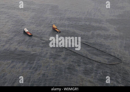 Gli equipaggi lavorano su Maggio 8, 2010, raccogliere l'olio vicino e intorno alla posizione dove la Deepwater Horizon piattaforma petrolifera ha preso fuoco e affondata nel Golfo del Messico. Almeno 193 le navi che assistono alla fuoriuscita di olio recupero dopo la piattaforma affondò il 20 aprile 2010. Fino/ICasey J. Ranel/USCG Foto Stock