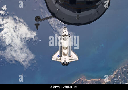 Questo NASA fotografia scattata da membri di equipaggio a bordo della Stazione Spaziale Internazionale mostra navetta Atlantis man mano che ci si avvicina alla stazione spaziale internazionale nel corso STS-132 Rendezvous e le operazioni di attracco, 16 maggio 2010. UPI/NASA Foto Stock