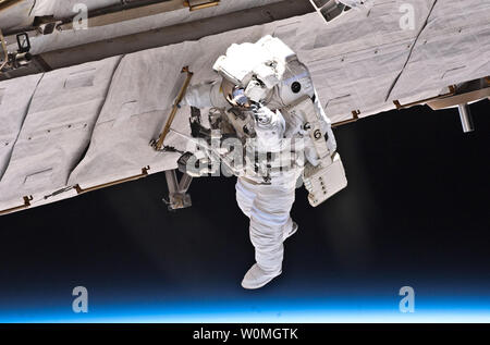 Ancorato ad un Canadarm2 mobile di ritenuta del piede, astronauta Garrett Reisman opere durante la prima di tre i viaggi futuri pianificati per la STS-132 missione alla stazione spaziale internazionale. Durante il periodo di sette ore, 25-minute spacewalk, Reisman e l'astronauta della NASA Steve Bowen ha installato una seconda antenna per l'alta velocità la banda Ku trasmissioni e aggiunta di parti di ricambio per la piattaforma Dextre, un due-estensione armati per la stazione del braccio robotico. UPI/NASA. Foto Stock