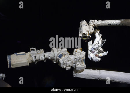 Ancorato al Canadarm2 mobile di ritenuta del piede, Garrett Reisman esegue la costruzione e le attività di manutenzione al di fuori della stazione spaziale internazionale durante la STS-132 della missione del primo spacewalk. Durante il periodo di sette ore, 25-minute spacewalk, Reisman e l'astronauta della NASA Steve Bowen ha installato una seconda antenna per l'alta velocità la banda Ku trasmissioni e aggiunta di parti di ricambio per la piattaforma Dextre, un due-estensione armati per la stazione del braccio robotico. UPI/NASA. Foto Stock