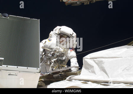 L'astronauta della NASA Michael buona, STS-132 lo specialista di missione, partecipa alla missione della terza e ultima sessione di attività extravehicular (EVA) come costruzione e manutenzione continuare sulla Stazione Spaziale Internazionale il 21 maggio 2010. Durante le sei ore, 46-minute spacewalk, buona e l'astronauta della NASA Garrett Reisman (al di fuori del frame), lo specialista di missione, completato il processo di installazione delle ultime due delle sei batterie nuove per il lato B della porta 6 solar array. In aggiunta, gli astronauti installato una copia di backup di ammoniaca cavo a ponticello tra la porta 4 e 5 travi reticolari della stazione, trasferito un Poa Foto Stock
