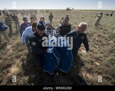 Expedition 23 Tecnico di volo Soichi Noguchi è portato in una sedia al medico tenda ad appena pochi minuti dopo che lui ed il compagno di equipaggio T.J. Creamer e comandante Oleg Kotov sbarcati nei loro Soyuz TMA-17 capsula vicino alla città di Zhezkazgan, Kazakistan il 2 giugno 2010. L'astronauta della NASA Creamer, cosmonauta russo Kotov e astronauta giapponese Noguchi sono di ritorno da sei mesi a bordo della Stazione spaziale internazionale dove sono serviti come membri della spedizione 22 e 23 equipaggi. UPI//Bill Ingalls/NASA Foto Stock