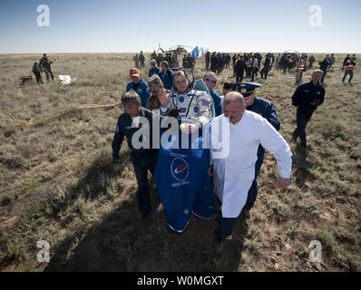 Expedition 23 Tecnico di volo T.J. Creamer è portato in una sedia al medico tenda ad appena pochi minuti dopo che lui ed il compagno di equipaggio Soichi Noguchi e comandante Oleg Kotov sbarcati nei loro Soyuz TMA-17 capsula vicino alla città di Zhezkazgan, Kazakistan il 2 giugno 2010. L'astronauta della NASA Creamer, cosmonauta russo Kotov e astronauta giapponese Noguchi sono di ritorno da sei mesi a bordo della Stazione spaziale internazionale dove sono serviti come membri della spedizione 22 e 23 equipaggi. UPI//Bill Ingalls/NASA Foto Stock