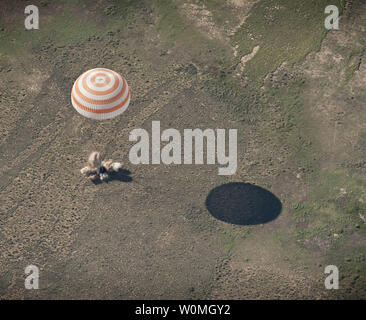 Il Soyuz TMA-17 lander è visto come si atterra con spedizione 23 comandante Oleg Kotov e gli ingegneri di volo T.J. Creamer e Soichi Noguchi vicino alla città di Zhezkazgan, Kazakistan il 2 giugno 2010. L'astronauta della NASA Creamer, cosmonauta russo Kotov e astronauta giapponese Noguchi sono di ritorno da sei mesi a bordo della Stazione spaziale internazionale dove sono serviti come membri della spedizione 22 e 23 equipaggi. UPI//Bill Ingalls/NASA Foto Stock