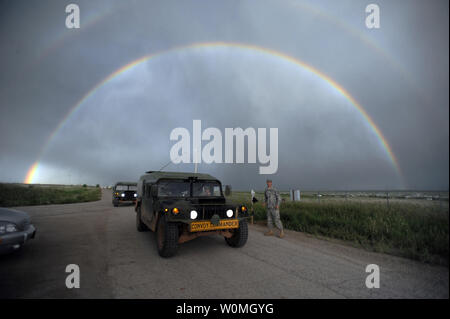 Sgt. Brent Pickar custodisce un cancello controllare presso l'entrata di trasmettere la base operativa della Lancer situato sulla Ellsworth Air Force Base in Sud Dakota il 19 giugno 2010, come due arcobaleni completo arco sopra la testa. UPI/Donald Matthews/Esercito nazionale Guard Foto Stock