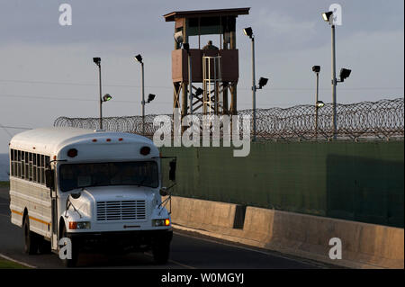 Un soldato con il Rhode Island esercito nazionale della guardia 115Polizia Militare azienda sta guardare in una torre di guardia a Camp Delta, Guantánamo Bay il 9 giugno 2010. UPI/Michael R. Holzworth/STATI UNITI Air Force Foto Stock