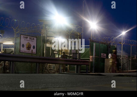 Un marinaio con la Marine Expeditionary battaglione di guardia esce da una porta di sally uscire a Camp Delta, Guantánamo Bay il 9 giugno 2010. UPI/Michael R. Holzworth/STATI UNITI Air Force Foto Stock