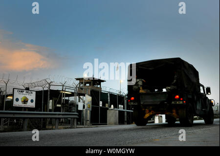 Soldati con la Rhode Island esercito nazionale della guardia 115Polizia Militare Azienda ride in un Humvee al di fuori di una porta di Sally per Camp Delta, Guantánamo Bay il 9 giugno 2010. UPI/Michael R. Holzworth/STATI UNITI Air Force Foto Stock